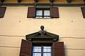 Finestra sormontata da busto / Window topped by a bust.