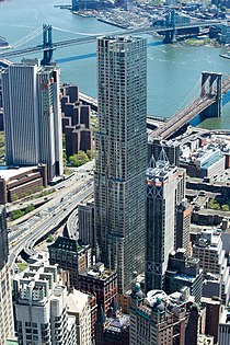 Foto da 8 Spruce Street, com as Pontes do Brooklyn e Manhattan ao fundo