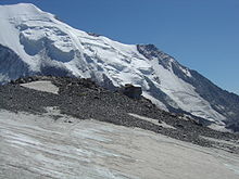 Buzulun yanında dağ kulübesi