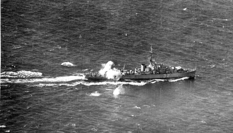 File:ARA Heroína (P-32) dropping a depth charge pattern.jpg