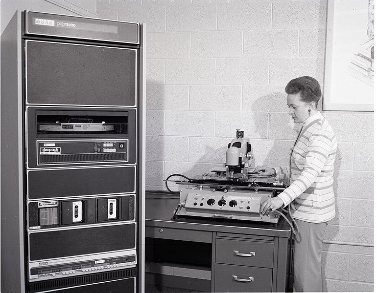 File:AUTOMATIC MICRODENSITOMETER AND MINICOMPUTER CONTROLLER - NARA - 17419584.jpg