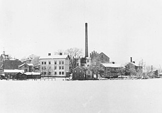 Nynäs industriområde ca 1894. Den höga skorstenen tillhör A.W. Friestedts kemisk-tekniska fabrik.