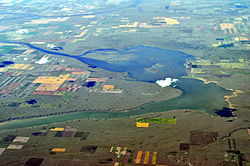 Вид с воздуха на озеро Паковки примерно в 10 км к югу от бывшего города Паковки.