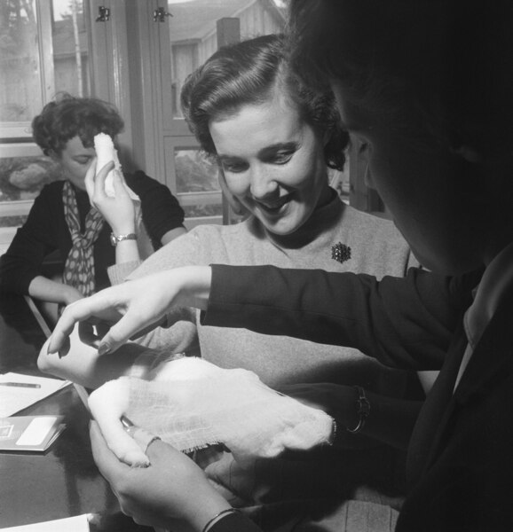 File:Aero Ltd's flight attendants take a first-aid course 1950 (JOKAUAS4 82-2).tif