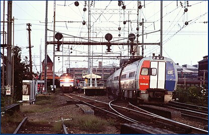 初期のアムトラック塗装(Phase I)のメトロライナー電車。（右手前、1977年撮影）