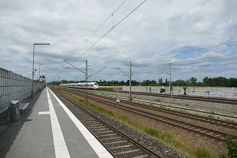 File:An ICE train on its way to Munich 02.jpg