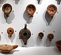 Miniatuur voor Bestand:Ancient oil lamps, Nea Paphos, Cyprus-DSC09956.jpg