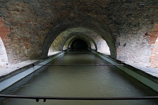 Aquädukt am Roten Tor. Blick im Untergeschoss von der Kanal-Mitte in Fließrichtung des Kanals. Foto Christine Pemsl