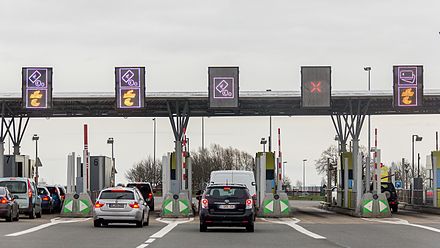 Péage de Hordain - a French toll plaza. The symbols identify how payment can be made at particular barrier. They include cash (lanes 1,2 and 3), telepass (lanes 1,2 and 5) and credit card (lane 5).