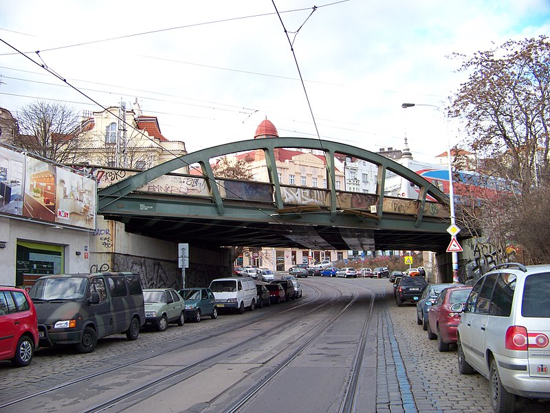 File:Bělehradská, železniční most, pohled k Nuselským schodům (01).jpg