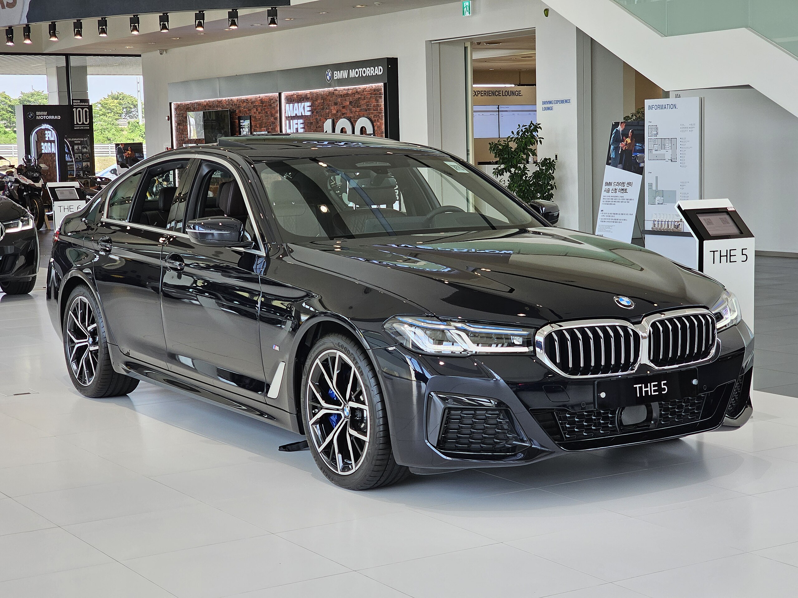 File:BMW G30 LCI 530i M Sport Carbon Black Metallic (7).jpg