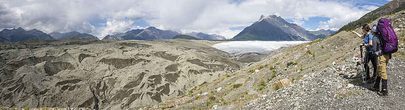 File:Backpackers Viewing the Route Along the Root Glacier Trail (21409353530).jpg