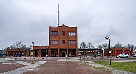 Blick auf Bahnhofsgebäude und Bahnhofsvorplatz