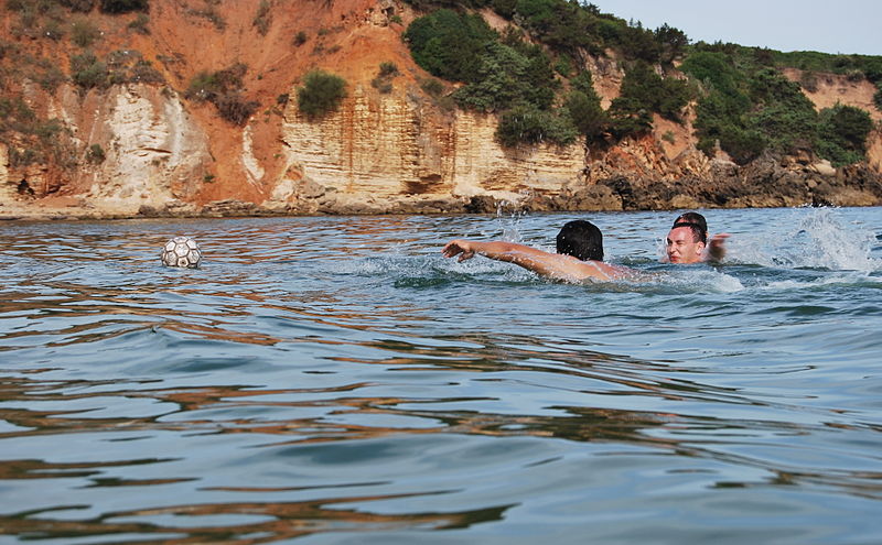 File:Baignade dans la plage de la vieille Calle.JPG