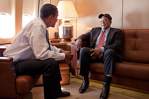 Mays and President Barack Obama aboard Air Force One, July 14, 2009