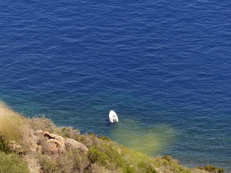 File:Barca en la costa, Isla de Alicudi, Islas Eolias, Sicilia, Italia, 2015.JPG