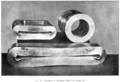 Essais réalisés sur des échantillons de tube de canon. La ténacité de l'acier Bessemer permet l'augmentation du calibre[B 21], tout en conservant une ductilité suffisante pour éviter l'éclatement du tube.