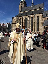 Mons. Tomáš Holub po svém vysvěcení na Náměstí republiky v Plzni, duben 2016