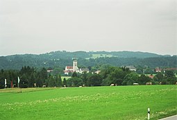 Der Blick auf Rottenbuch, Bayern, Deutschland von der Bundesstraße B 23 kurz vor dem Ort