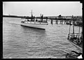 Boat on Potomac River LCCN2016887256.jpg