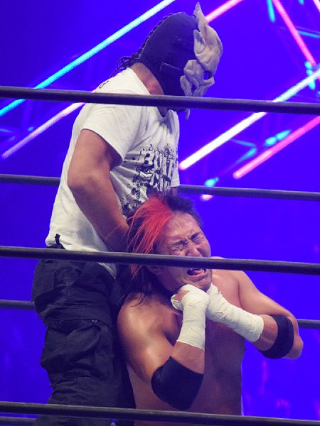 File:Bone Soldier Chokehold by the belt.jpg