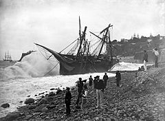 Brigue italiano Torquato, no calhau de Santa Catarina, Funchal, temporal de 26 de Novembro de 1884.jpg