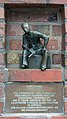 Deutsch: Bronzefigur des Architekten Fritz Höger am Broschekhaus in Hamburg-Neustadt. This is a photograph of an architectural monument. It is on the list of cultural monuments of Hamburg, no. 29172