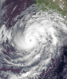 Un'immagine satellitare visibile di un uragano di categoria 2 in intensificazione con un occhio limpido.