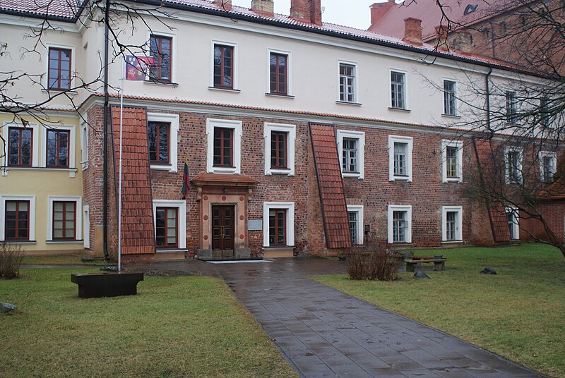 File:Building in Vilnius.JPG