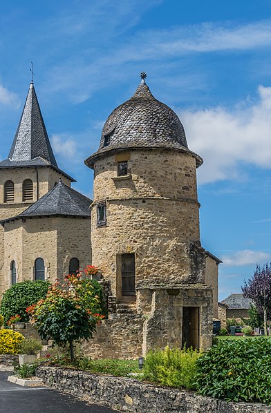 File:Building near the town hall in Valzergues 02.jpg