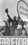 Bertolt Brecht y Helene Weigel en la manifestación del 1 de mayo de 1954.