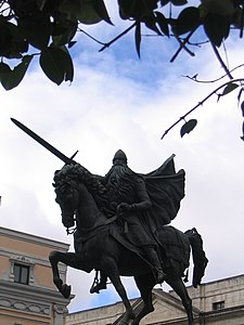 Statuo de Cido en Burgoso svingante glavon.