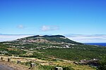 Caldeira da Graciosa, vulcão visto da localidade da Fajã (Santa Cruz da Graciosa), ilha Graciosa, Азорские острова, Португалия.JPG