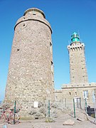 Le premier phare du cap Fréhel a été allumé en 1702. En arrière plan, se situe, à quelques mètres à l'est du vieux phare, le troisième et actuel phare, construit de 1946 à 1950.