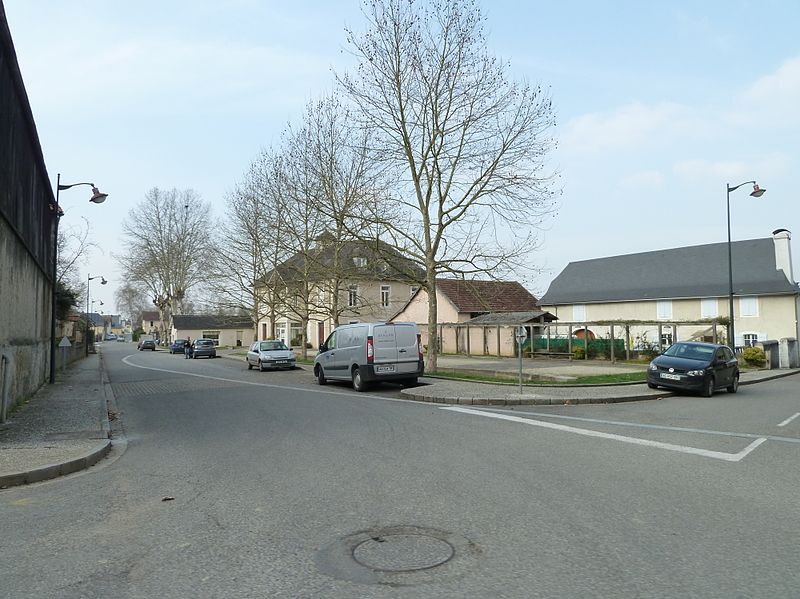 File:Centre du village avec la mairie d'Arbus.JPG