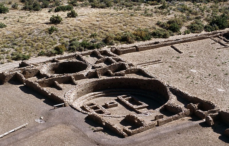 File:Chaco Canyon-Pueblo Bonito-10-von oben-Detail-1982-gje.jpg
