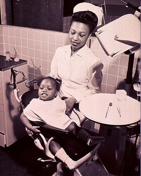 File:Child sitting in dental chair (4645102790).jpg