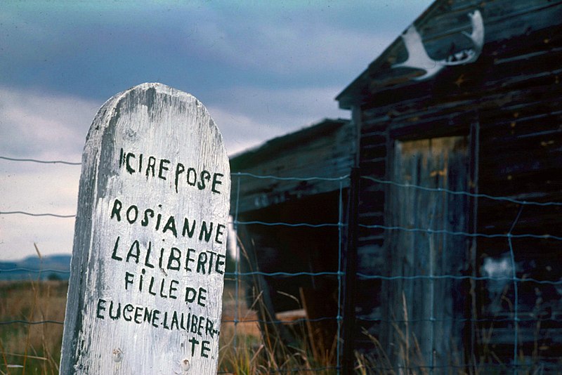 File:Cimetière de Béarn (1978).jpg