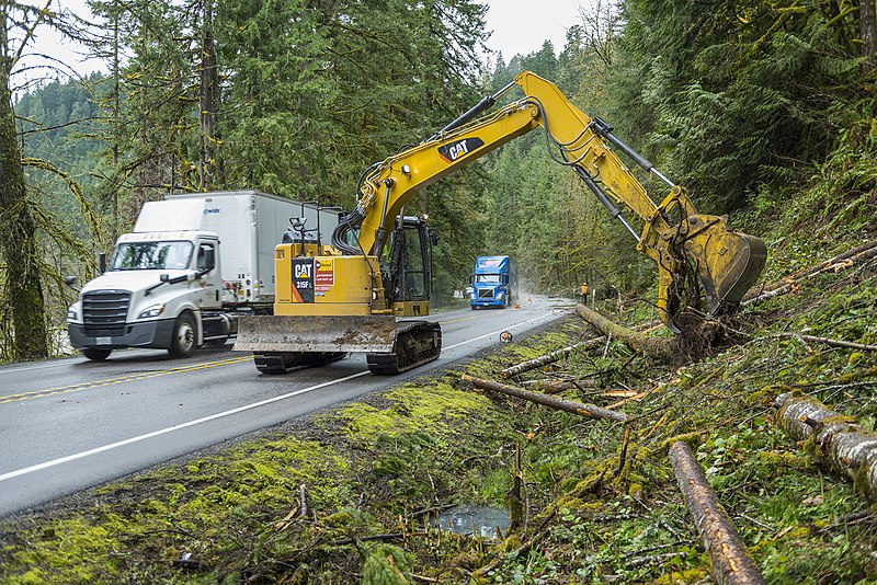 File:Cleaning up debris (46899676154).jpg