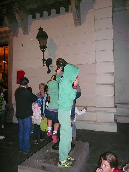 File:Correfoc infantil de la festa major de Sarrià 2013 -P1470228.jpg