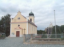 A csajtai Szent Miklós templom a hősi emlékművel.