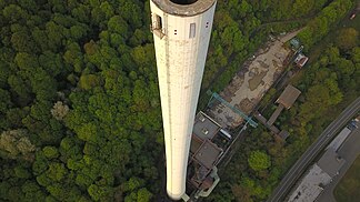 Der 240 Meter hohe Schornstein von oben