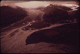 DENALI FAULT. VIEW EAST TOWARD CASTNER GLACIER (AT LEFT) AND CANWELL GLACIER (EXTREME RIGHT). THE FAULT FOLLOWS THE... - NARA - 550594.jpg