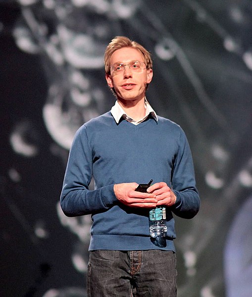 File:Daniel Tammet on a meeting.jpg