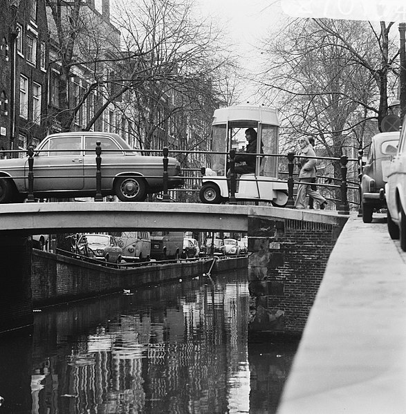 File:De witkar rijdt over een brug, Bestanddeelnr 927-0134.jpg