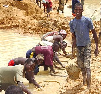 English: Alluvial diamond miners in Kono Distr...