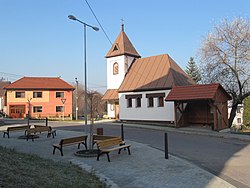 Náves s kaplí sv. Panny Marie Královny míru z roku 1992