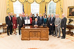 Donald Trump Cabinet meeting 2017-03-13 01.jpg
