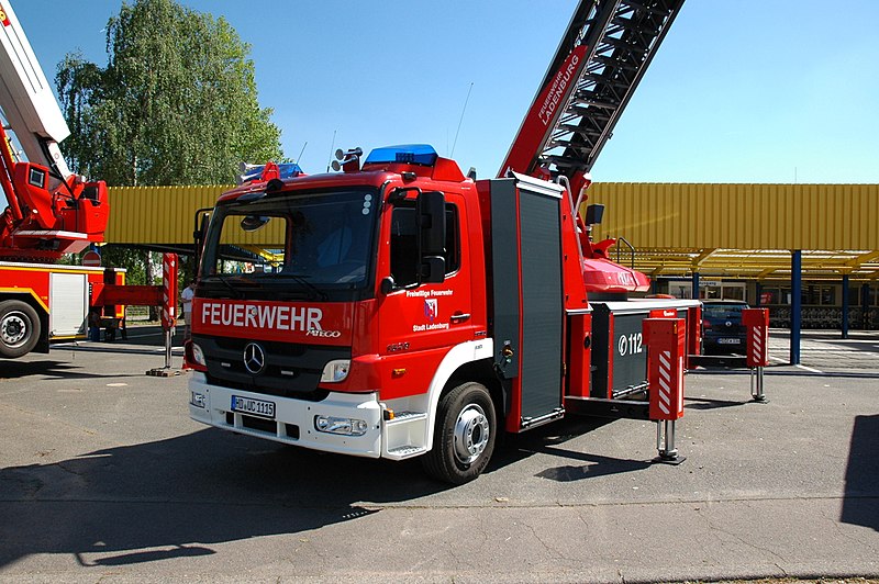 File:Dossenheim - Mercedes Benz Atego 1529 Drehleiter - Feuerwehr Ladenburg - HD UC 1115 - 2016-05-08 15-40-59.jpg