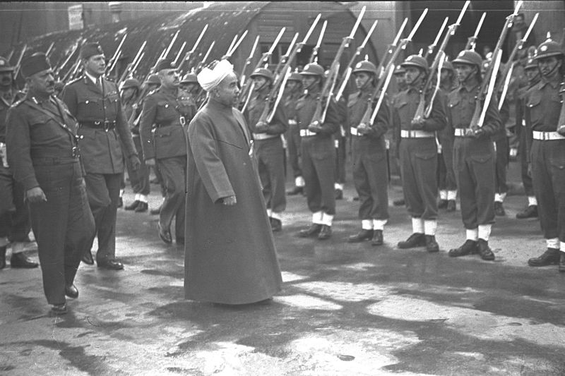 File:EMIR ABDULLA OF TRANSJORDAN INSPECTING AN HONOR GUARD OF ARAB LEGION SOLDIERS AT HAIFA PORT BEFORE BOARDING HIS SHIP TO TURKEY. האמיר עבדלה מירדן, סוקD1-002.jpg